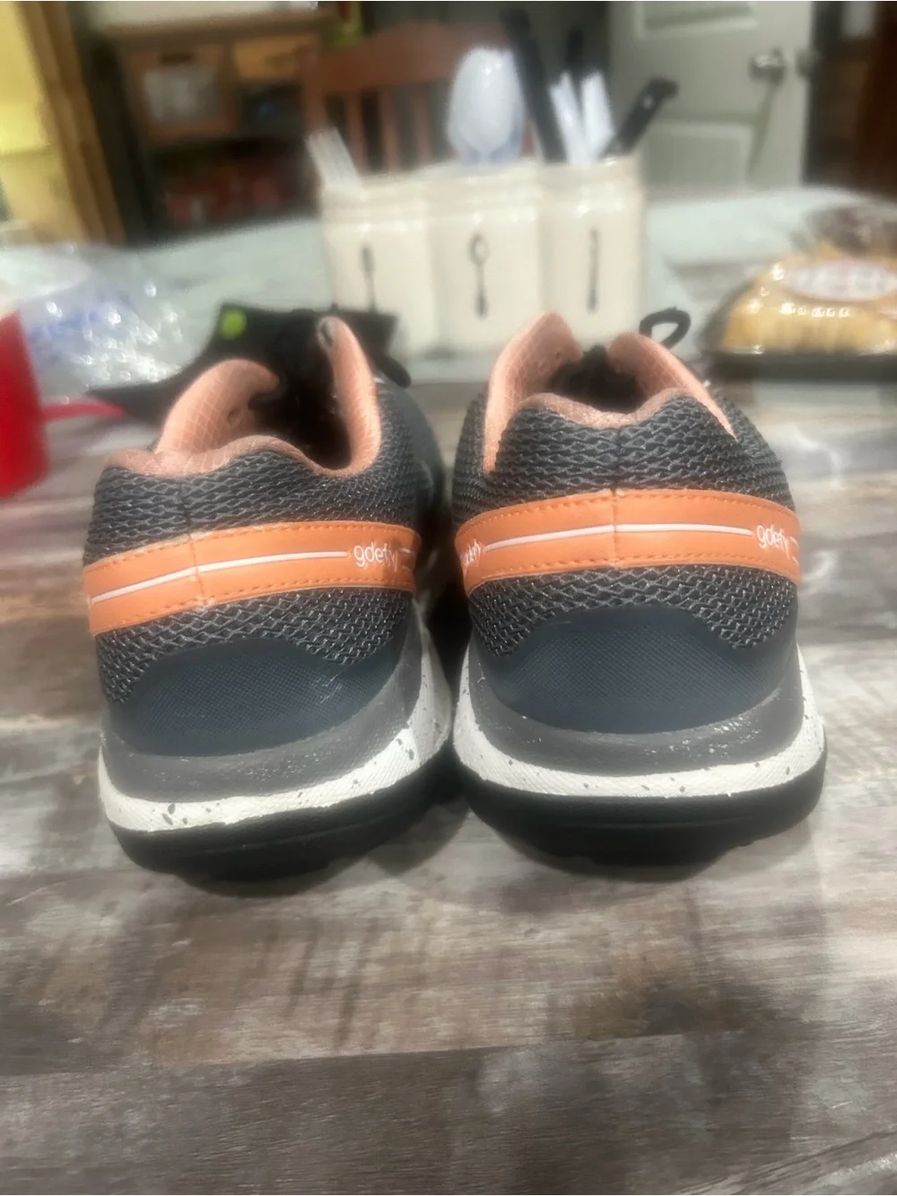 Women's size 11 siGravty Defy Mighty walk sneakers